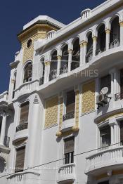 Image du Maroc Professionnelle de  Une des façades les plus représentatives de l’architecture du début du XXème siècle située sur le boulevard Mohamed V, l'un des plus anciens de "Casablanca". De nombreux architectes internationaux, et surtout des français, qui se sont inspirés des courants des Art Nouveau en vogue en Europe et particulièrement des Art Déco en y ajoutant des caractéristiques locales tel que, stucs, sculptures ou de zelliges, visible sur les façades des immeubles construits pour les colons à Casablanca, Mardi 9 Octobre 2012. (Photo / Abdeljalil Bounhar) 


